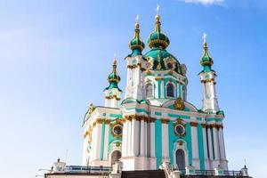 edificio de la iglesia de san andrés en la ciudad de kiev foto