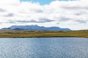 lago en el paisaje de tundra de islandia en septiembre foto