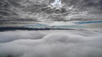 8k duas camadas diferentes de lapso de tempo das nuvens video