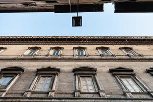 fachadas oscuras de casas en calle angosta en roma foto