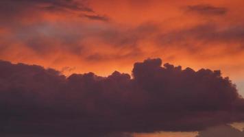 Nubes de puesta de sol de 8k en colores rojo, rosa y morado. video