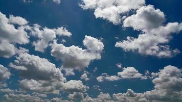 8k stukken van wit schuim gedeeltelijk wolken in blauw lucht video