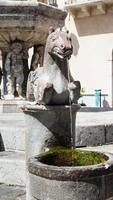 detalle de la fuente de estilo barroco en taormina foto