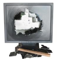 monitor roto, fragmentos de vidrio y martillo foto