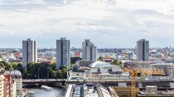 Berlín con el puente de la presa del molino muhlendammbrucke foto