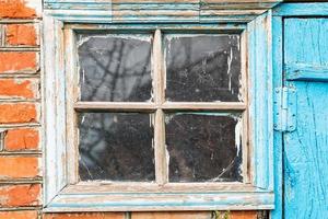 ventana en mal estado en el cobertizo del país foto