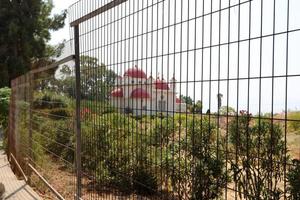 valla en el parque de la ciudad a orillas del mar mediterráneo. foto