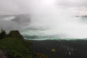 Cataratas canadienses en el río Niágara en un día lluvioso de otoño. foto