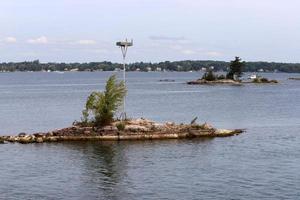 las mil islas es un archipiélago de islas que se extiende a lo largo de la frontera de canadá y los estados unidos a lo largo del st. río lorenzo. foto