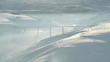 8 mila autostrada ponte passaggio al di sopra di il nube nel nevoso inverno video