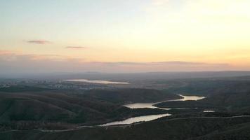 puesta de sol de 8k en el lago y el río al atardecer video