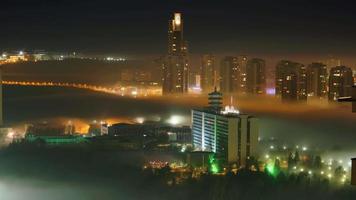 8 K hus och gator i de stad är under dimma