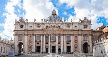 vista frontal de la basílica de san pedro en el vaticano foto