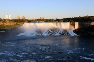 Cataratas canadienses en el río Niágara en un día lluvioso de otoño. foto