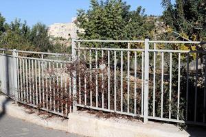 valla en el parque de la ciudad a orillas del mar mediterráneo. foto