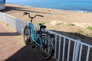 valla en el parque de la ciudad a orillas del mar mediterráneo. foto