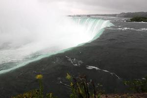 Cataratas canadienses en el río Niágara en un día lluvioso de otoño. foto