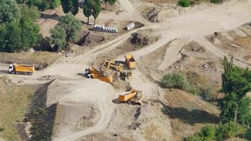 8k escavadeira enche a terra no caminhão de terraplenagem video