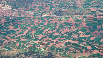 vista aérea desde la ventana del avión de la ciudad en la llanura cubierta de campos video