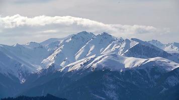 8k schneebedeckter Berg Olympus-Gebirgszug im Winter video