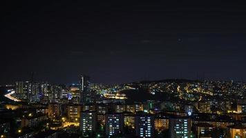 Lumières de maisons modernes 8k dans les gratte-ciel de la ville surpeuplée video