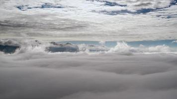 8k twee verschillend lagen van wolken tijd vervallen video