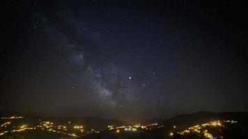 8k de lichten van de Super goed muur van China in de sterrenhemel nacht video