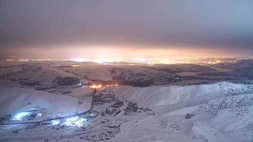 8k village s'allume la nuit en hiver enneigé video