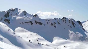 8k Barriere und Böschung geformte hohe imposante schneebedeckte Bergrückenmasse video