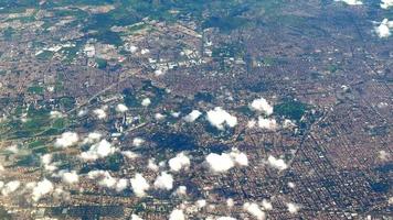 ville avec des espaces verts vus d'un avion en arrière-plan video