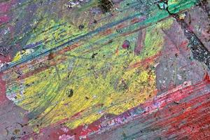 salpicaduras de pintura de graffiti de colores en la pared y el suelo en una ruina de lugar perdido foto