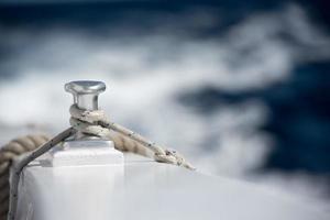 detalle de bolardo de barco sobre fondo de agua azul foto