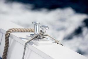 detalle de bolardo de barco sobre fondo de agua azul foto