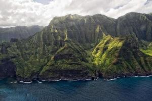 vista aérea de la costa de kauai napali foto