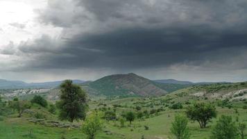 8k storm wolken over- de weide video