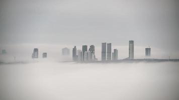8k-Nebel verschwinden in der Wolkenkratzerstadt video