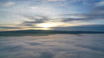 8k zonsopkomst over- de wolken tijd vervallen video