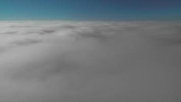 8k au-dessus des nuages depuis le sommet de la montagne video