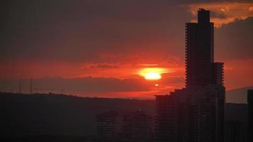 8k rood zonsondergang door stad wolkenkrabbers video