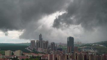 8k storm wolken en zwaar regen naderen de druk stad centrum video