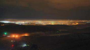 Transición de 8k de una noche húmeda y con niebla a una mañana empañada por el vapor con el amanecer video