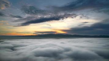 8k amanecer sobre las nubes time-lapse video