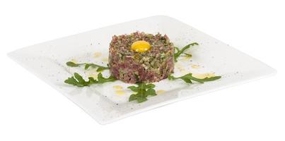 Steak tartar con huevo foto