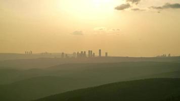 8k Sonnenuntergang durch Wolkenkratzer der Stadt video