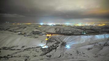 Luces de pueblo de 8k en la noche en invierno cubierto de nieve video