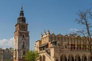 torre del ayuntamiento en la plaza principal de cracovia foto