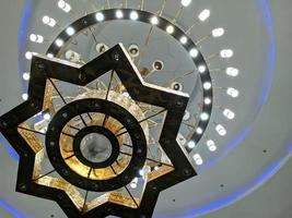 gran candelabro brillante dentro de la mezquita foto