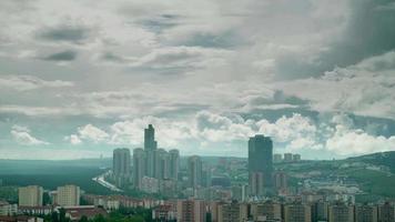 Nubes de tormenta de 8k y fuertes lluvias acercándose al concurrido centro de la ciudad video