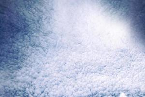 fondo borroso cielo azul y nubes blancas esponjosas. foto