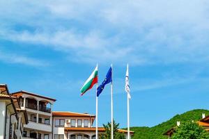 bandera de bulgaria y unión europea ondeando con el viento sobre villas foto